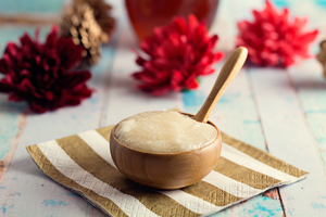 Tẩy tế bào chết cho môi bằng dừa và mật ong