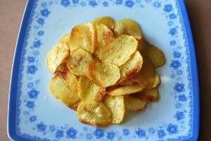 Khoai tây chữa quai bịTheo Đông y, củ khoai tây có vị ngọt, tính bình, có tác dụng hòa vị (điều hòa chức năng dạ dày), kiện tỳ (tăng cường chức năng tiêu hóa), ích khí...