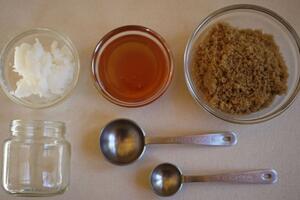 Tự làm đường tẩy tế bào chết trị môi nứt nẻ