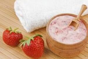 Mách bạn 4 bước tắm trắng an toàn với dâu tây