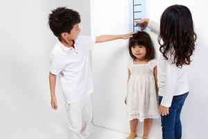 Bị quở vì con không đủ chiều cao, cân nặng chuẩn quốc tế và lời khuyên của bác sĩ