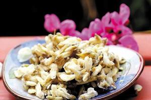 Canh hoa hòe chữa trĩVị đắng, tính hơi lạnh, có công dụng thanh nhiệt, lương huyết và chỉ huyết, chữa chứng đại tiện ra máu, trĩ chảy máu, tiểu tiện ra máu, băng huyết, rong kinh, chảy máu mũi...