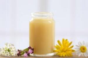 Cách làm đẹp bằng sữa ong chúa cho cô nàng bận rộn