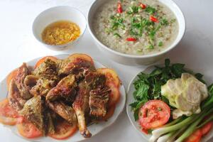 Thịt vịt chữa cơ thể suy nhượcTheo Đông y, thịt vịt có vị ngọt, mặn, tính bình, vào tỳ, vị, phế, thận. Có tác dụng tư âm dưỡng vị, lợi thủy tiêu thũng, giải độc.