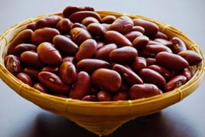 Đậu đỏ trị bệnh ganTheo đông y thì hạt đậu đỏ có công dụng thanh nhiệt, lợi tiểu, tiêu ứ, dưỡng huyết, thanh hỏa độc, chữa viêm phù thận, trị bí tiểu, da vàng...