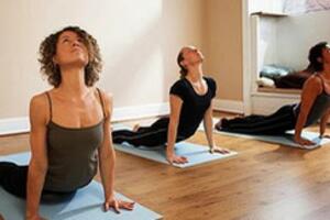 5 động tác yoga đơn giản giúp có vòng eo thon mơ ước