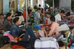 Bệnh viện vẫn quá tải với sốt xuất huyết