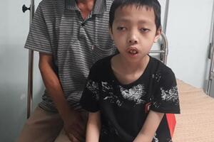 Bé trai 13 tuổi như đứa trẻ lên 5, càng lớn cơ thể càng bị tàn phá vì bệnh lạ