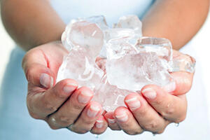 5 phương pháp làm trắng da từ đá lạnh