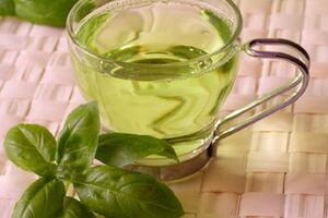 Trà xanh nhiều lợi ích Nhiều người cho rằng, trà xanh giữ gìn sự trẻ trung, tính năng động và kéo dài tuổi thọ của con người.