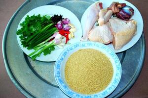 Hạt kê trị thiếu sữa khi sinhHạt kê do giàu axit amin và Silic nên giúp các thai phụ ngừa sẩy thai và tình trạng nôn ọe mỗi sáng.