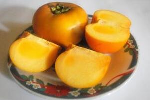 Hồng - vị thuốc chữa nhiều bệnhHồng thuộc loại trái cây cao cấp, có tính hàn, vị ngọt chát, có giá trị dinh dưỡng cao với nhiều loại vitamin và chất khoáng.