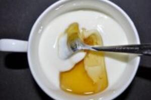 Đẩy lùi mụn cám bằng cách làm mật ong sữa tươi tại nhà