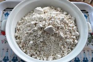 Sắn dây trị chứng cá, mụn nhọtTheo Đông y, củ sắn dây có vị ngọt, mát, tính bình, đi vào kinh tỳ, vị, phế, bàng quang, có tác dụng thanh nhiệt, sinh tân dịch, trừ phiền nhiệt...