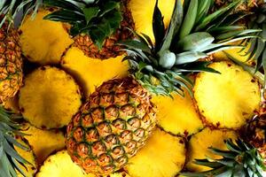 Cẩn trọng khi dùng dứa quả tươiKhi bụng đói không nên ăn dứa hoặc uống nước dứa ép vì các acid hữu cơ của dứa và bromelin tác động mạnh vào niêm mạc dạ dày, ruột, dễ gây nôn nao, khó chịu.