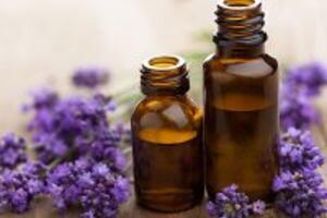2 cách trị mụn an toàn nhất tại nhà với tinh dầu oải hương