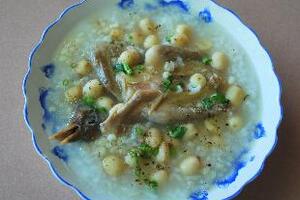 Chim bồ câu ra ràngThịt chim có vị mặn, tính bình, hơi ấm, không độc, có tác dụng bổ ngũ tạng, tăng cường khí huyết, mạnh dương, trừ cam tích, kích thích tiêu hóa.