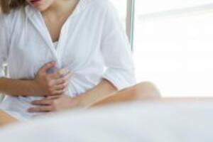 Bị sốc hông kéo dài có uống nghệ đen được không?