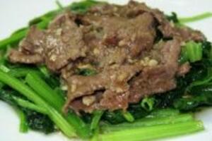 Cách làm cải bó xôi xào thịt bò giúp ổn định huyết áp