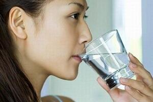 Nên bắt đầu ngày mới bằng việc đánh răng hay uống nước?
