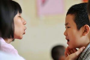 Trẻ nói lắp, chữa thế nào?