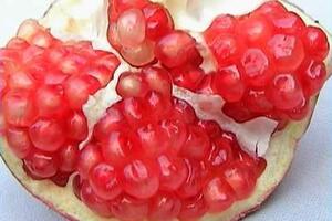 Cây lựu - Chữa lỵ kinh niênTheo Đông y, vỏ quả lựu vị chua, chát, tính ôn, có tác dụng làm săn ruột, cầm tiêu chảy, trừ giun. Vỏ rễ có tác dụng tẩy sán (chú ý có độc).