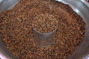 Hạt muồng ngủ chữa tăng huyết ápHạt muồng ngủ tươi có vị nhạt, hơi đắng, có chất nhầy; sao qua thì có vị ngọt, đắng và mặn, tính hơi hàn...