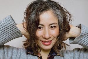 Mẹ hai con được khen xinh đẹp hơn với mái tóc bạc tự nhiên