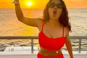 Salma Hayek giữ vòng eo 61 cm ở tuổi 59