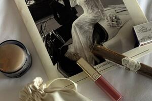 Tiên Nguyễn tặng son môi, xà phòng cho khách dự cưới ở Đà Nẵng