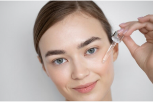 Da khô bong tróc mãi không hết? Đây là những tiêu chí cần biết khi chọn serum phục hồi