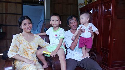 Gia đình hạnh phúc của vợ chồng anh Nguyễn Hồng Kỳ. Gia đình hạnh phúc của vợ chồng anh Nguyễn Hồng Kỳ.