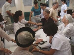 nguoi-cao-tuoi-dung-cung-luc-nhieu-thuocchua-han-la-tot