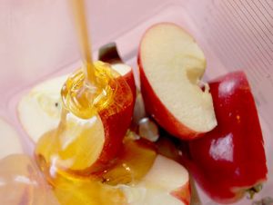 5-phuong-phap-tri-mun-dau-den-bang-mat-ong-2