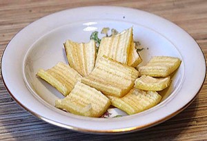 Cắt vỏ chuối từng đoạn nhỏ