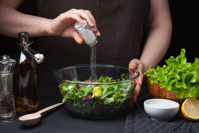 Ăn mặn dẫn tới sỏi thận, cao huyết áp, đột quỵ: Những dấu hiệu cảnh báo bạn nên ăn ít muối - Ảnh 2. Ăn mặn dẫn tới sỏi thận, cao huyết áp, đột quỵ: Những dấu hiệu cảnh báo bạn nên ăn ít muối - Ảnh 2.
