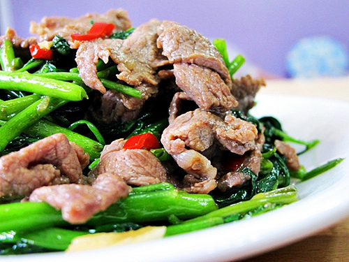 thit-bo-xao-rau-muong-ngon-com