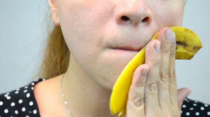 Chà nhẹ vỏ chuối lên mặt