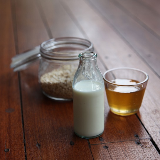 cách làm trắng da mặt bằng sữa tươi + mật ong + bột yến mạch