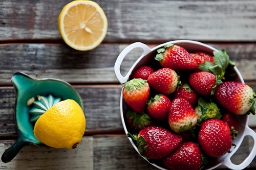 cách trị mụn đầu đen đơn giản từ thiên nhiên bằng  dâu tây, mật ong và chanh