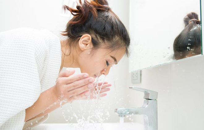 Những thói quen rửa mặt sai cách khiến làn da con gái xuống cấp nhanh chóng - Ảnh 4. Những thói quen rửa mặt sai cách khiến làn da con gái xuống cấp nhanh chóng - Ảnh 4.