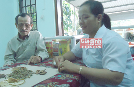 Lương y Diệp đang thăm khám và bốc thuốc cho bệnh nhân. Lương y Diệp đang thăm khám và bốc thuốc cho bệnh nhân.