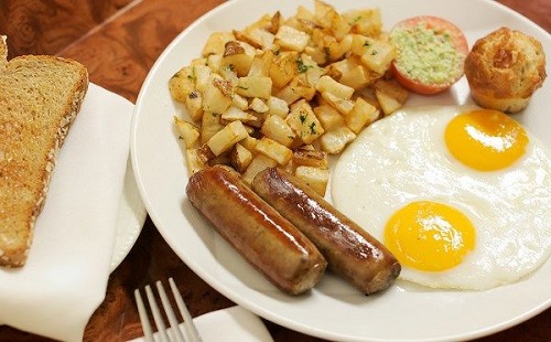 Bữa sáng ăn nhiều đồ dầu mỡ hoặc là quá mặn