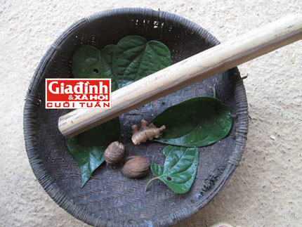 Những thứ ông Nưng dùng chữa trị bênh rắn cắn. Ảnh T.G Những thứ ông Nưng dùng chữa trị bênh rắn cắn. Ảnh T.G