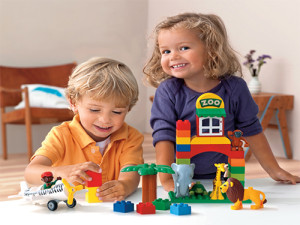 Bé thật vui bên bộ đồ chơi lắp ráp