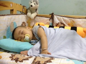 Mẹ Mỹ dỗ bé ngủ