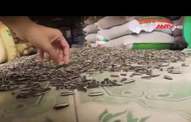 Hạt hướng dương Trung Quốc tràn ngập chợ Việt: Cảnh giác với hóa chất rang gây độc - Ảnh 1. Hạt hướng dương Trung Quốc tràn ngập chợ Việt: Cảnh giác với hóa chất rang gây độc - Ảnh 1.