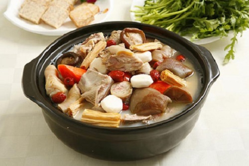 Thịt dê hầm táo đỏ