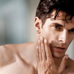 Nam giới chỉ chú ý tới việc bảo vệ da mặt khi sử dụng kem chống nắng