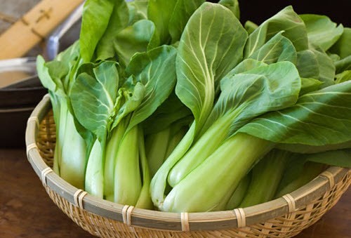Rau cải chíp (cải thìa): Là một loại rau nằm trong top các thực phẩm giàu canxi, trong 100 gam rau cải chíp có tới 105 mg canxi. Cạnh đó, cải chíp còn có nhiều vita vitamin A, vitamin C, folic axit, sắt, beta carotene và kali…giúp cho cơ bắp và các dây thần kinh luôn khỏe mạnh, beta carotene giảm nguy cơ ung thu phổi và ruột.